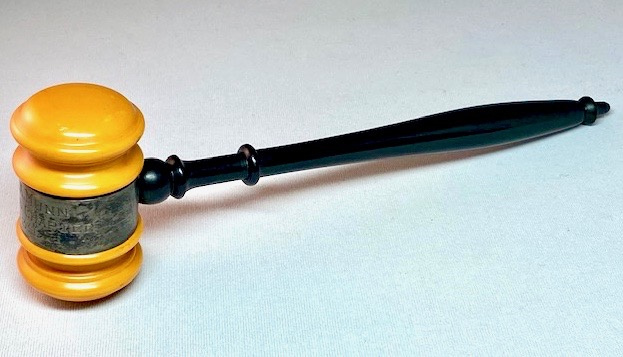 BO21 black & maize bakelite gavel